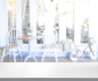 Masa üstü ve arka planın bulanık oturma odası