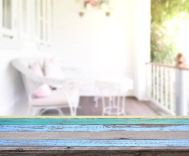 Masa üstü ve arka planın bulanık oturma odası