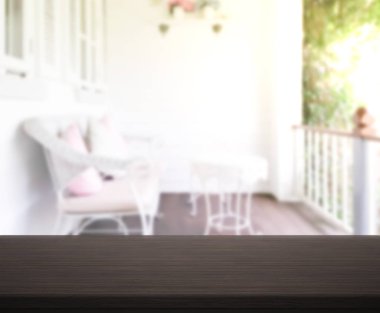 Masa üstü ve arka planın bulanık oturma odası