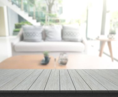 Masa üstü ve arka planın bulanık oturma odası