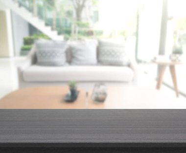 Masa üstü ve arka planın bulanık oturma odası