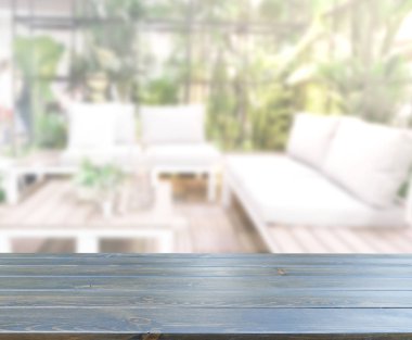 Masa üstü ve arka planın bulanık oturma odası