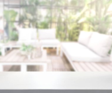 Masa üstü ve arka planın bulanık oturma odası