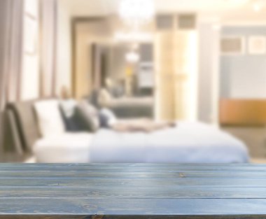 Masa üstü ve bulanıklık arka planda yatak odası