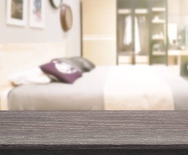 Masa üstü ve bulanıklık arka planda yatak odası