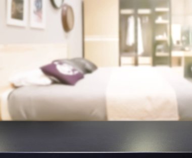 Masa üstü ve bulanıklık arka planda yatak odası