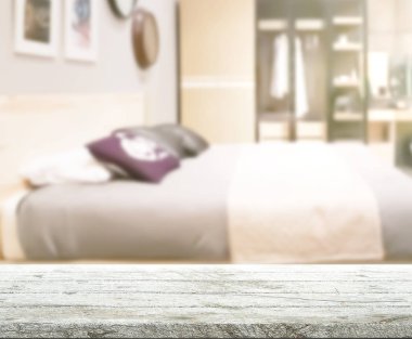 Masa üstü ve bulanıklık arka planda yatak odası