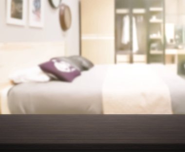 Masa üstü ve bulanıklık arka planda yatak odası