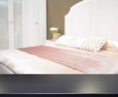 Masa üstü ve bulanıklık arka planda yatak odası