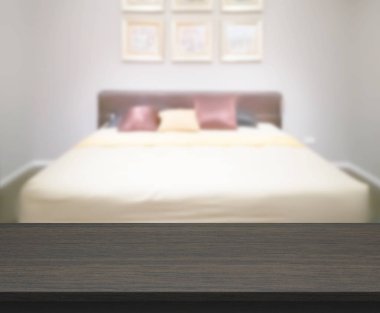 Masa üstü ve bulanıklık arka planda yatak odası