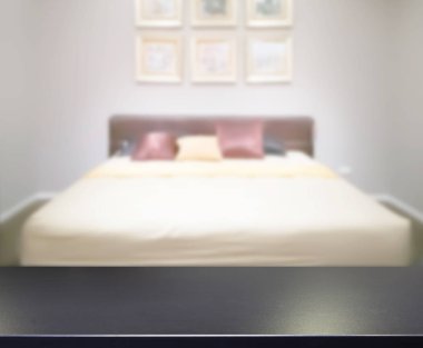 Masa üstü ve bulanıklık arka planda yatak odası