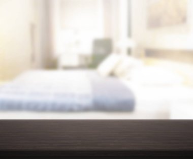 Masa üstü ve bulanıklık arka planda yatak odası