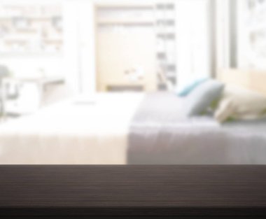 Masa üstü ve bulanıklık arka planda yatak odası