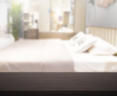 Masa üstü ve bulanıklık arka planda yatak odası