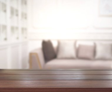 Masa üstü ve arka planın bulanık oturma odası