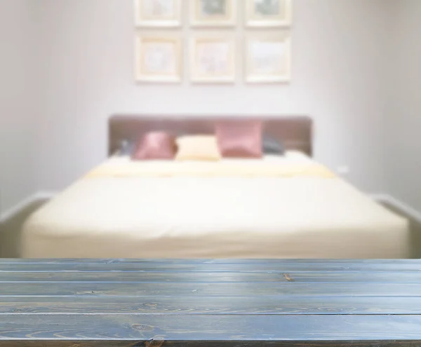 Piano d'appoggio e sfondo sfocato in camera da letto — Foto Stock