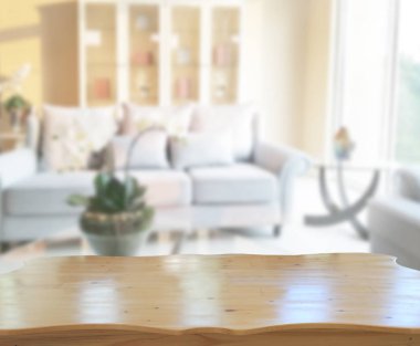 Masa üstü ve arka planın bulanık oturma odası