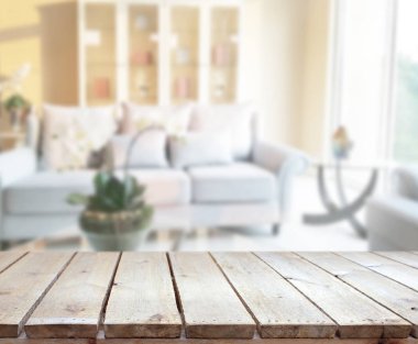 Masa üstü ve arka planın bulanık oturma odası