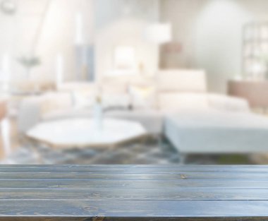 Masa üstü ve arka planın bulanık oturma odası