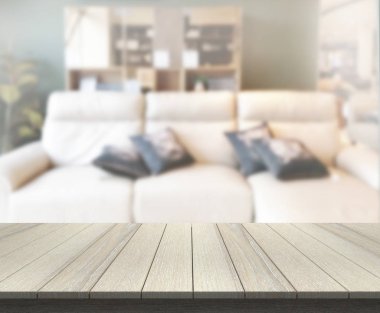 Masa üstü ve arka planın bulanık oturma odası