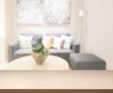 Masa üstü ve arka planın bulanık oturma odası