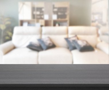 Masa üstü ve arka planın bulanık oturma odası