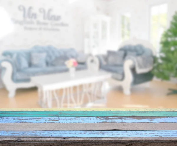 Masa üstü ve arka planın bulanık oturma odası