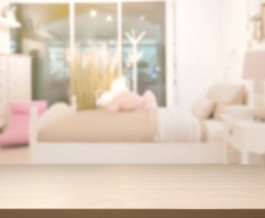 Masa üstü ve bulanıklık arka planda yatak odası