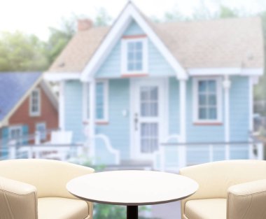 Top masa ve bina, arka plan bulanıklık