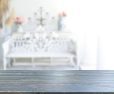 Masa üstü ve arka planın bulanık oturma odası