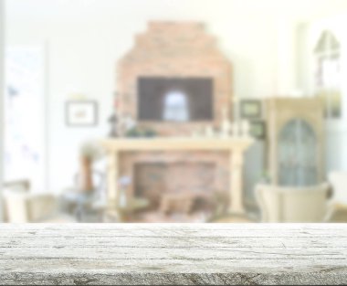 Masa üstü ve arka planın bulanık oturma odası