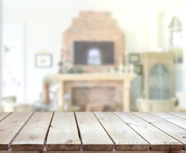 Masa üstü ve arka planın bulanık oturma odası