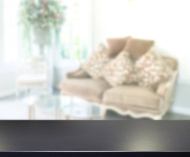 Masa üstü ve arka planın bulanık oturma odası