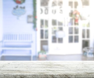 Masa üstü ve arka planın bulanık oturma odası