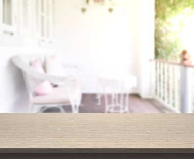 Masa üstü ve arka planın bulanık oturma odası