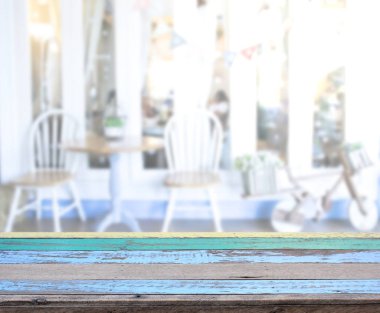 Masa üstü ve arka planın bulanık oturma odası