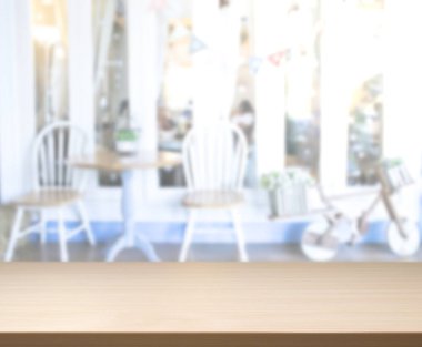 Masa üstü ve arka planın bulanık oturma odası