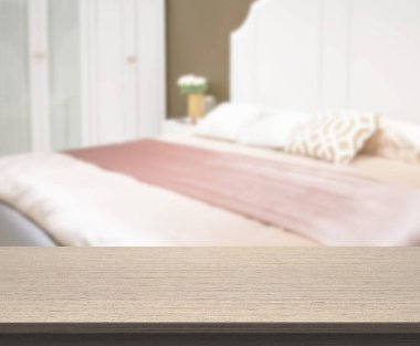 Masa üstü ve bulanıklık arka planda yatak odası