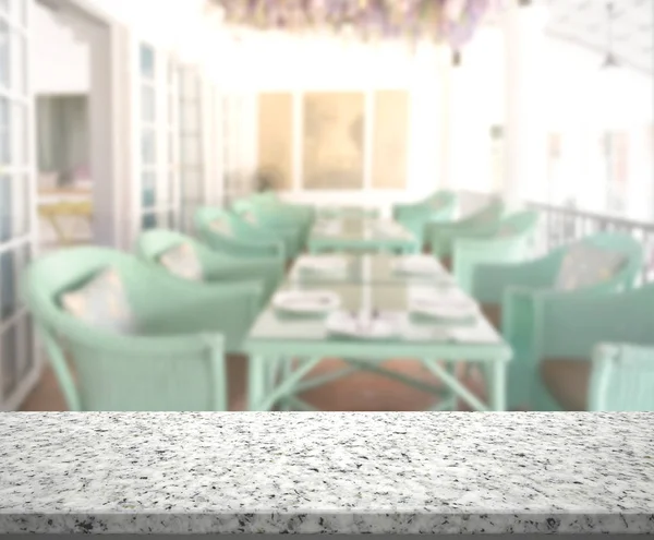 テーブル トップと背景のぼかしレストラン — ストック写真