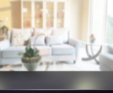 Masa üstü ve arka planın bulanık oturma odası