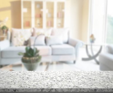 Masa üstü ve arka planın bulanık oturma odası