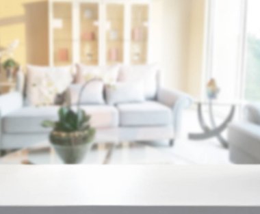 Masa üstü ve arka planın bulanık oturma odası