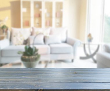 Masa üstü ve arka planın bulanık oturma odası