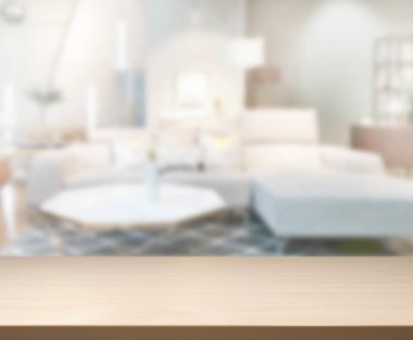 Masa üstü ve arka planın bulanık oturma odası