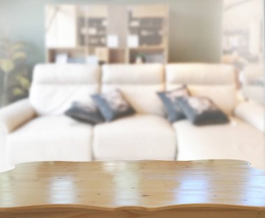 Masa üstü ve arka planın bulanık oturma odası