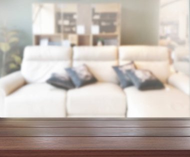 Masa üstü ve arka planın bulanık oturma odası