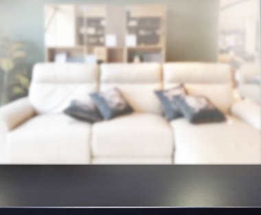 Masa üstü ve arka planın bulanık oturma odası