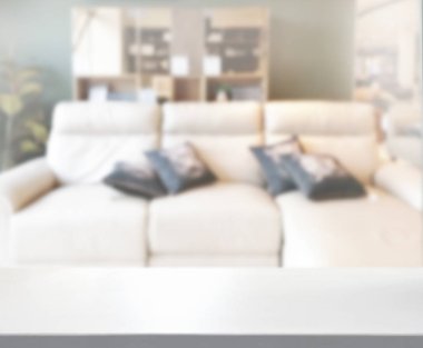 Masa üstü ve arka planın bulanık oturma odası