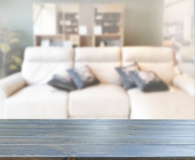 Masa üstü ve arka planın bulanık oturma odası