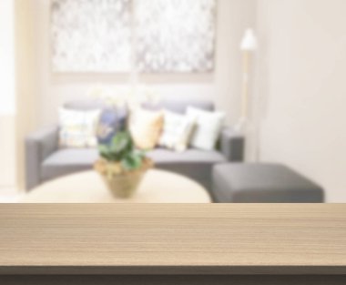 Masa üstü ve arka planın bulanık oturma odası